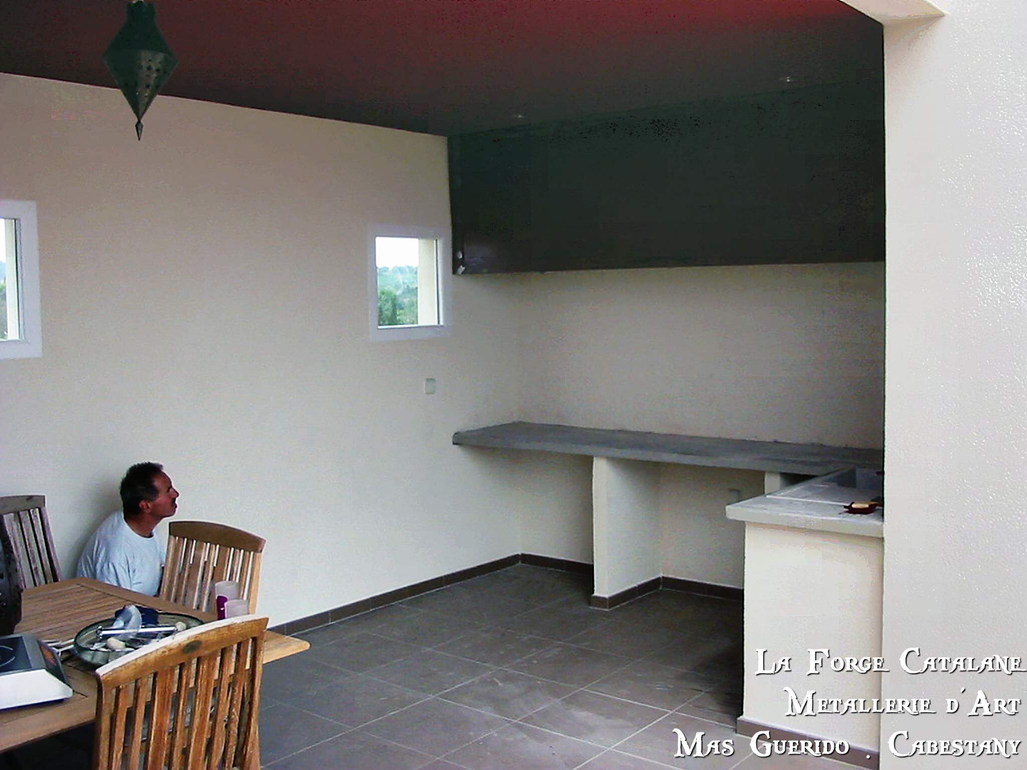 Hotte moderne en fer  forge catalane.jpg